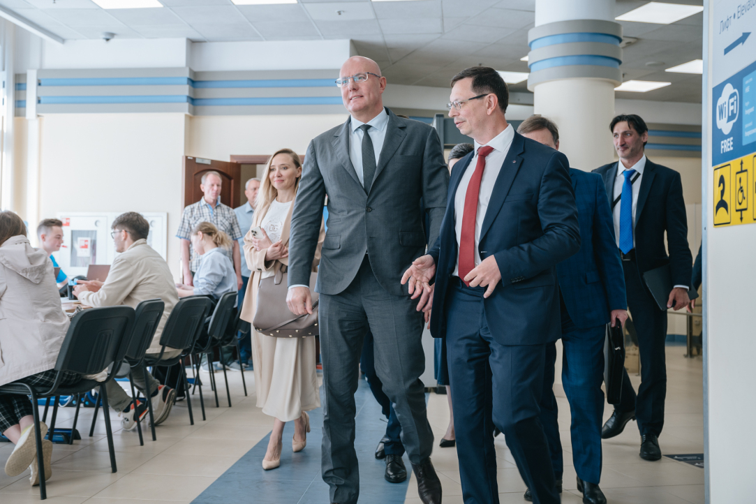 Вице-премьер Дмитрий Чернышенко и ректор НИУ ВШЭ Никита Анисимов
